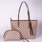Conjunto Bolsa Tote De Ombro Estampa Monograma Vintage Elegante Com Estojo E Pingente