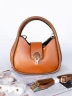 Bolsa Feminina Casual Pequena - Couro Sintético, Alça Dupla e Detalhes Dourados
