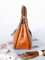 Bolsa Feminina Casual Pequena - Couro Sintético, Alça Dupla e Detalhes Dourados - Imagem 4