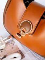 Bolsa Feminina Casual Pequena - Couro Sintético, Alça Dupla e Detalhes Dourados - Imagem 6