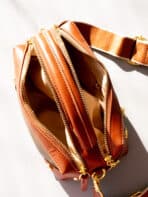 Bolsa Feminina Couro Premium Mini Baú Elegante Compacta Alça Larga - Imagem 8