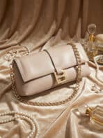 Bolsa De Ombro Baguette Minimalista Estilo Old Money Com Fivela B E Alça De Corrente - Imagem 4