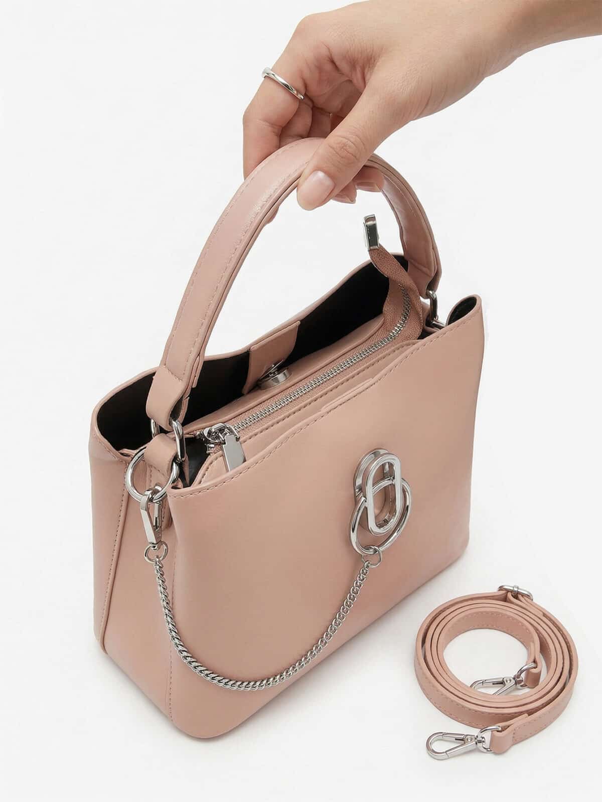 Bolsa De Ombro Minimalista Estruturada Com Detalhe Corrente E Argolas Prata - Imagem 4