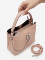 Bolsa De Ombro Minimalista Estruturada Com Detalhe Corrente E Argolas Prata - Imagem 4