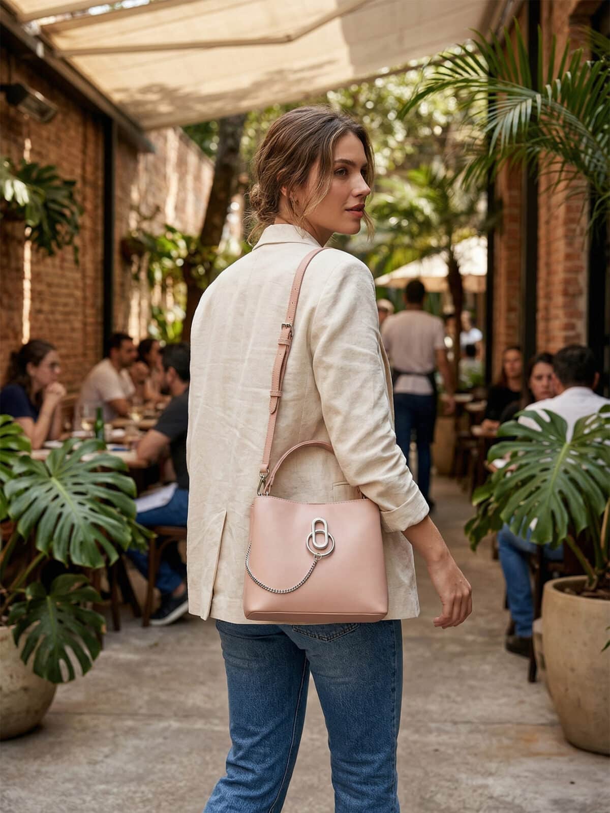 Bolsa De Ombro Minimalista Estruturada Com Detalhe Corrente E Argolas Prata - Imagem 6