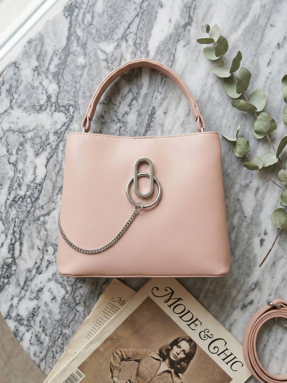 Bolsa De Ombro Minimalista Estruturada Com Detalhe Corrente E Argolas Prata - Imagem 7