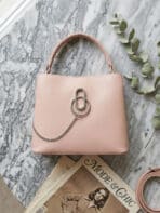 Bolsa De Ombro Minimalista Estruturada Com Detalhe Corrente E Argolas Prata - Imagem 7