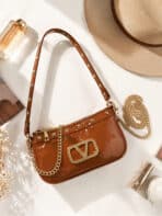 Bolsa De Ombro Baguette Y2K Glamour Verniz Com Strass Tachas E Corrente Dourada