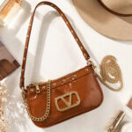 Bolsa De Ombro Baguette Y2K Glamour Verniz Com Strass Tachas E Corrente Dourada