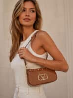 Bolsa De Ombro Baguette Y2K Glamour Verniz Com Strass Tachas E Corrente Dourada - Imagem 2
