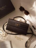 Bolsa Estruturada Minimalista Estilo Old Money Com Alça Transversal E Fecho Metálico